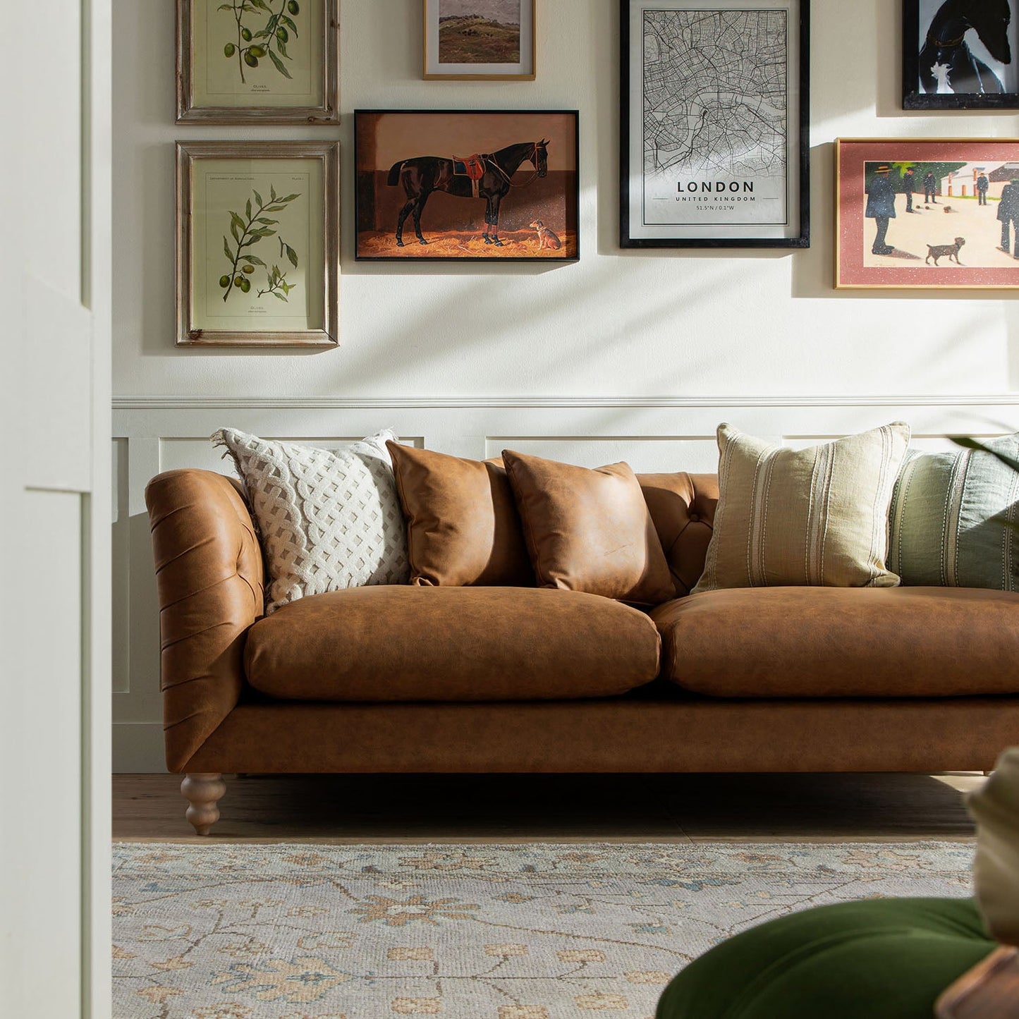 Grand canapé 3 places Ashby Chesterfield, similicuir beige