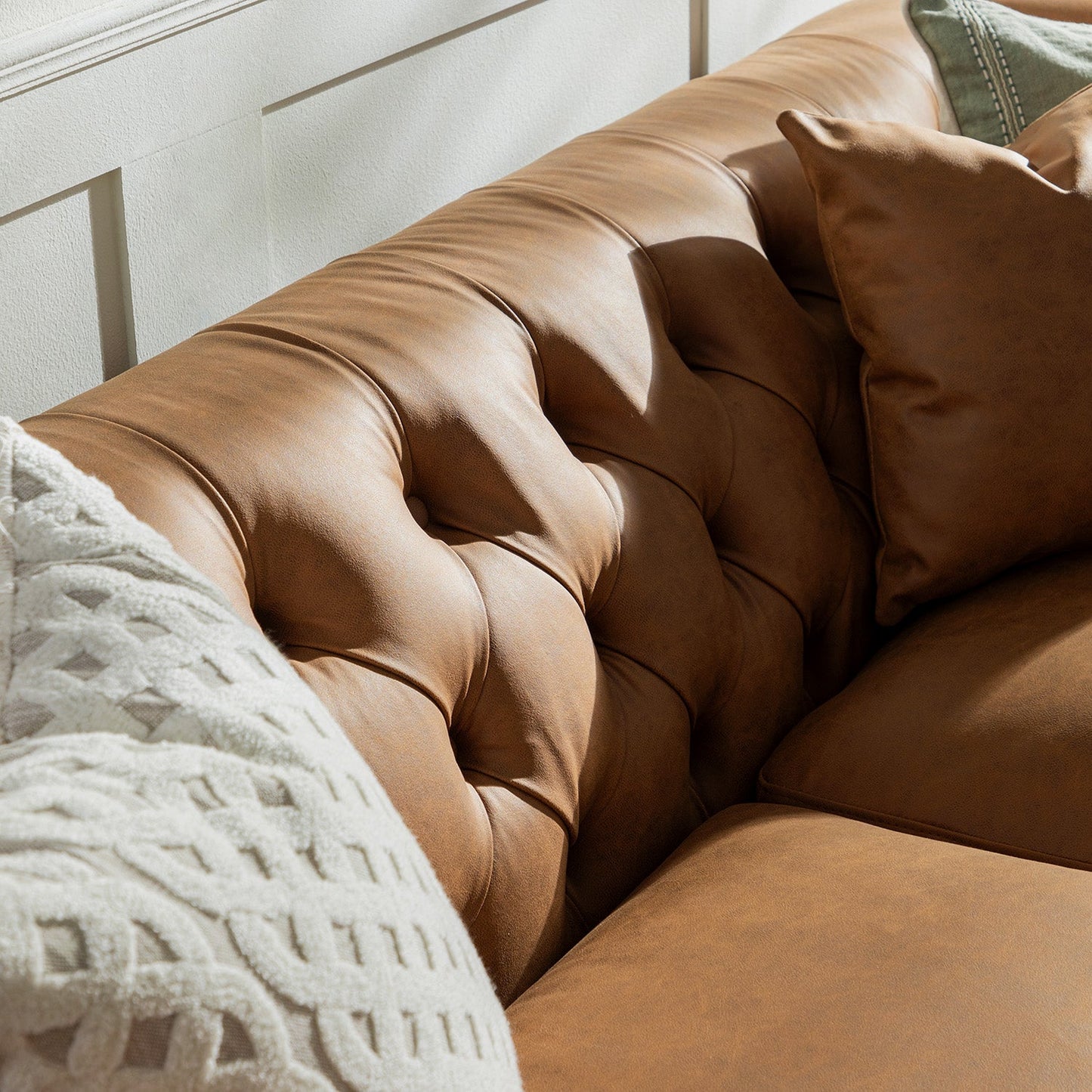 Grand canapé 3 places Ashby Chesterfield, similicuir beige