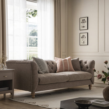 Grand canapé 3 places Ashby Chesterfield, chenille taupe