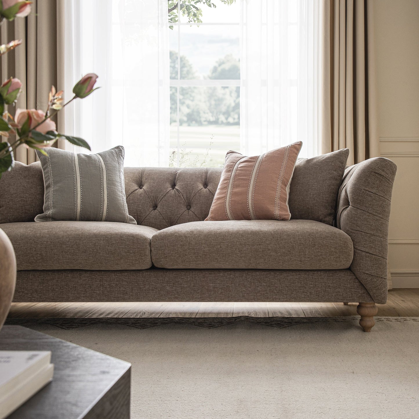 Grand canapé 3 places Ashby Chesterfield, chenille taupe