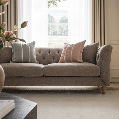 Grand canapé 3 places Ashby Chesterfield, chenille taupe