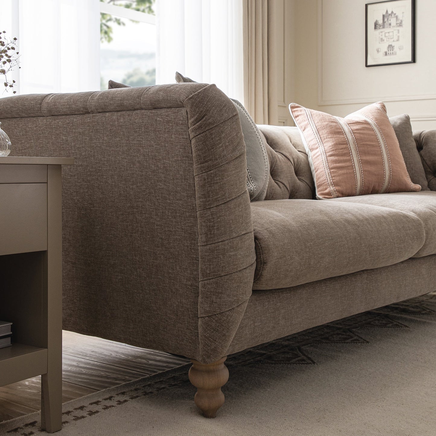 Grand canapé 3 places Ashby Chesterfield, chenille taupe