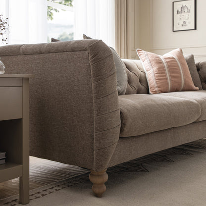 Grand canapé 3 places Ashby Chesterfield, chenille taupe
