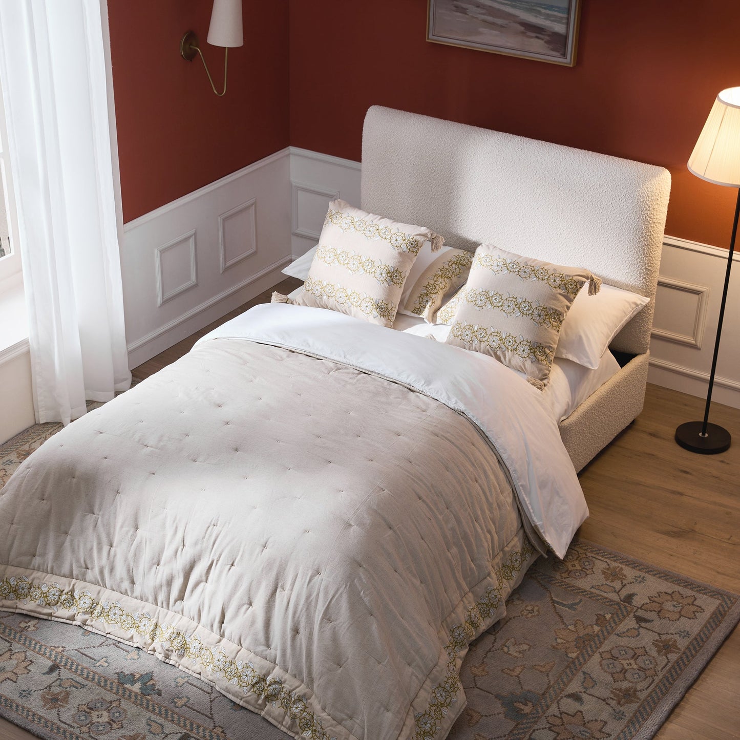 Lit double pliant Magda dans un pouf, beige bouclé