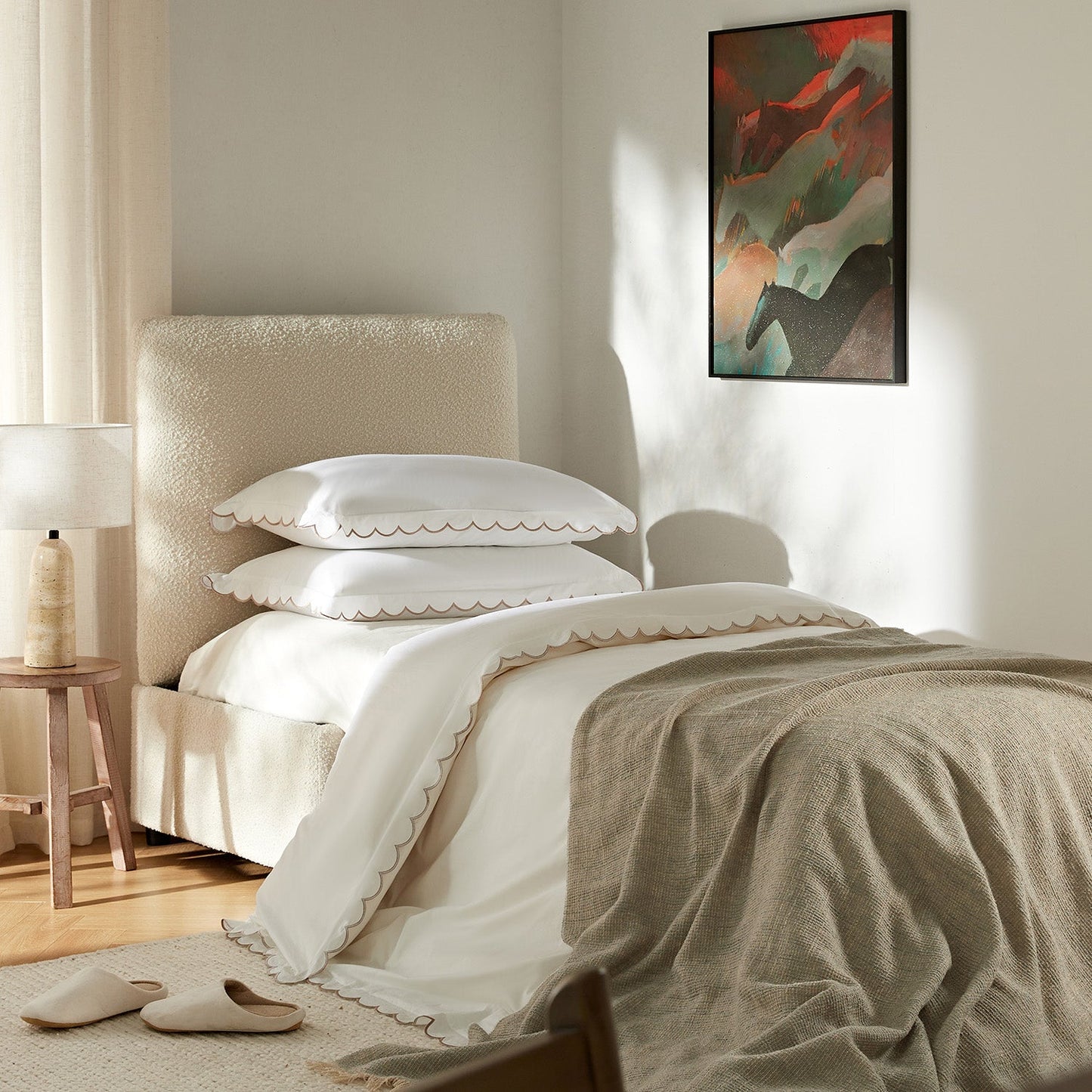 Lit simple pliant Magda dans un pouf, beige bouclé