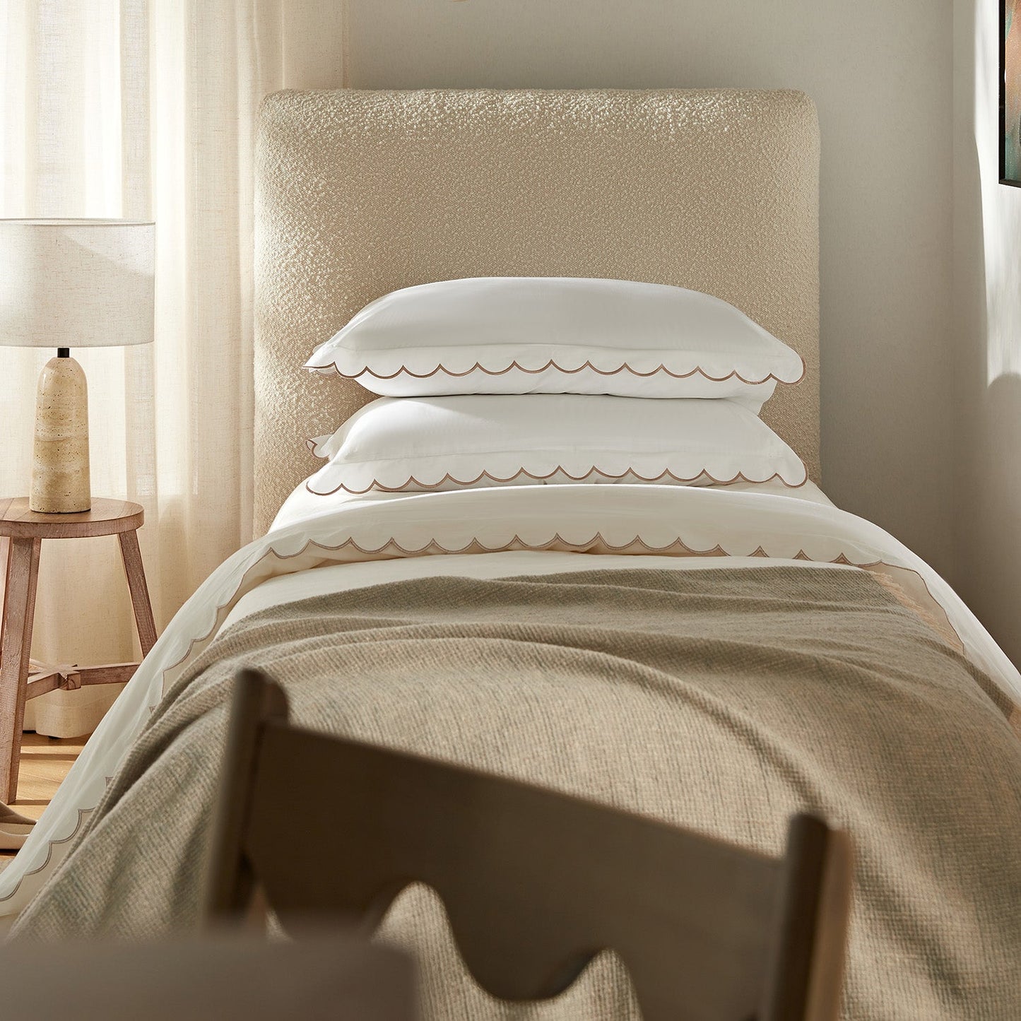 Lit simple pliant Magda dans un pouf, beige bouclé