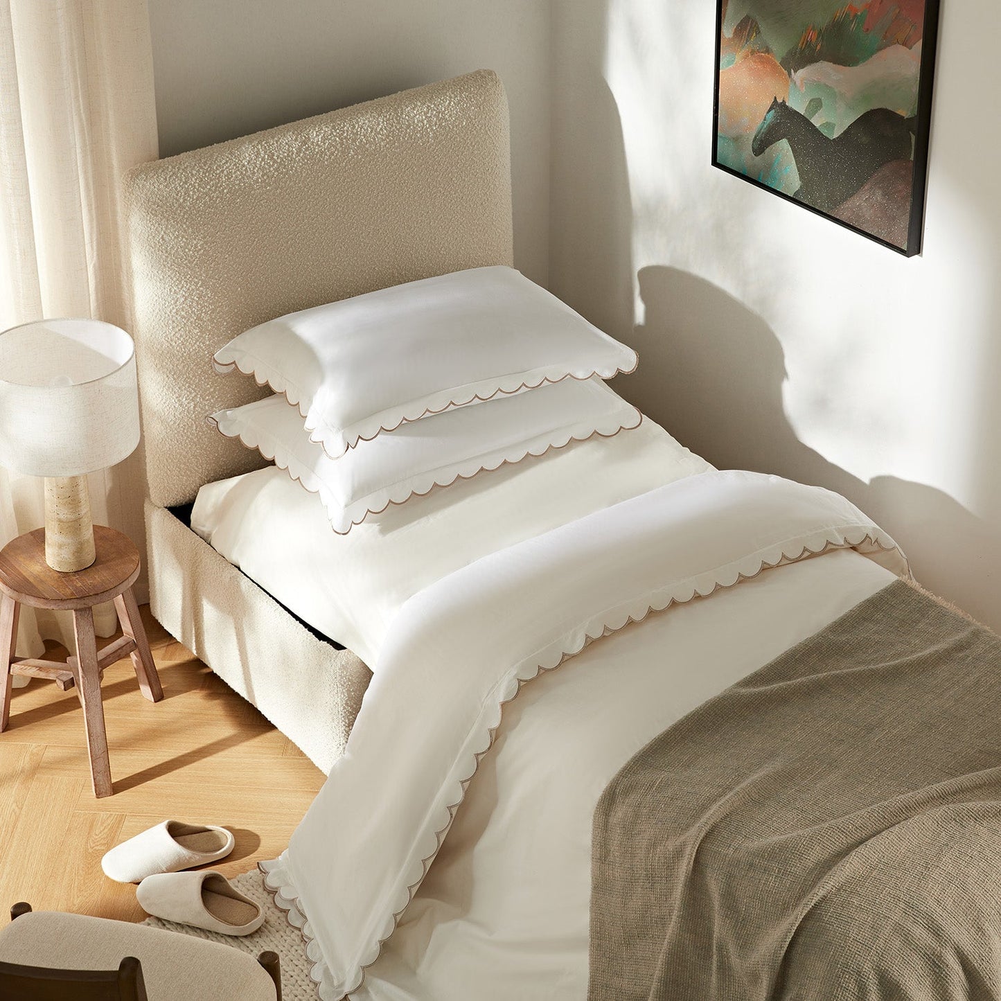 Lit simple pliant Magda dans un pouf, beige bouclé