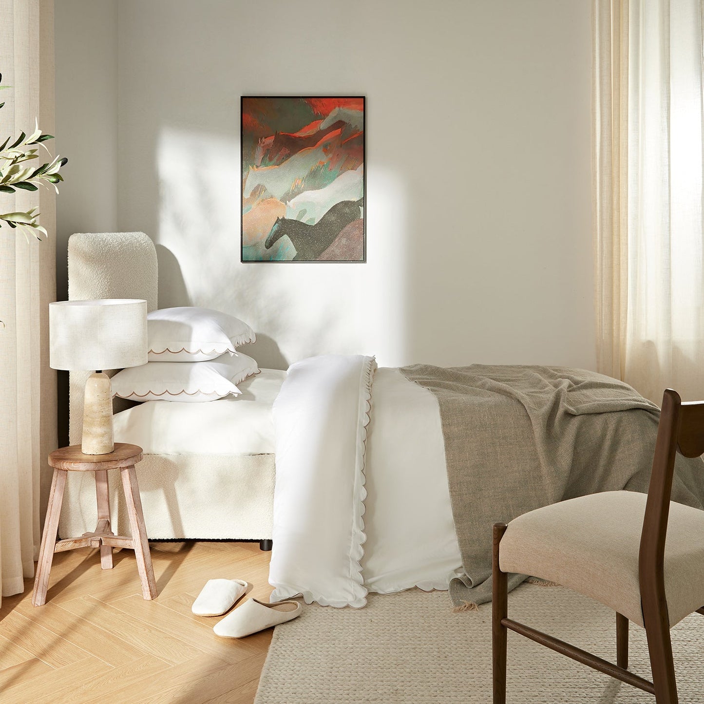 Lit simple pliant Magda dans un pouf, beige bouclé