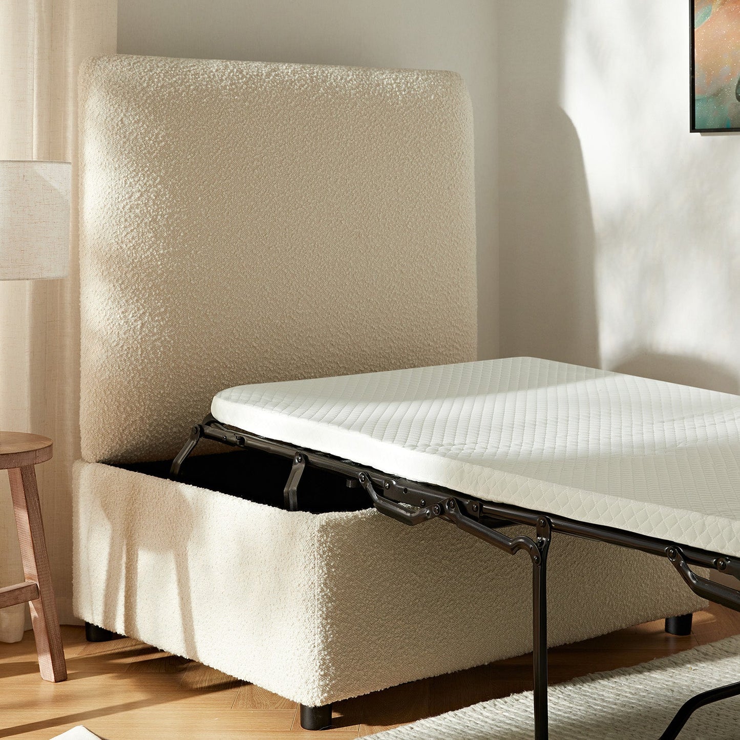 Lit simple pliant Magda dans un pouf, beige bouclé