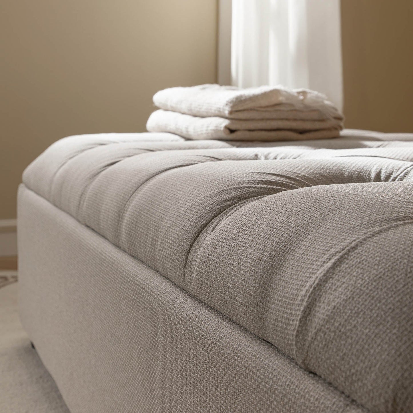 Petit lit double rabattable Portland avec boutons, ottoman, tissu tissé beige