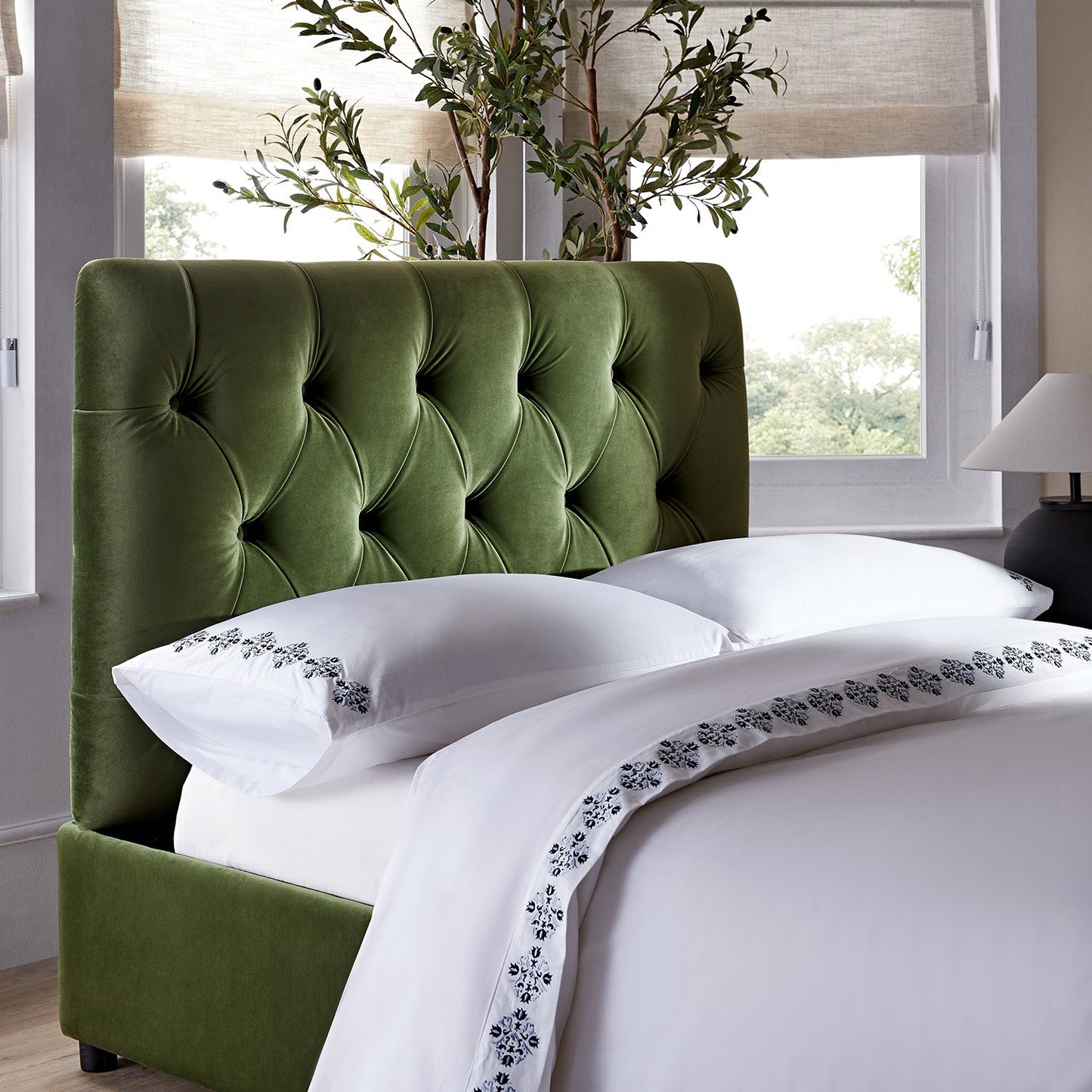 Petit lit double rabattable Portland avec boutons, ottoman, velours vert mousse