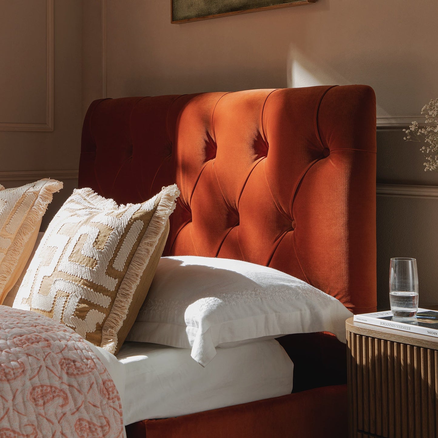 Petit lit double rabattable Portland avec boutons, ottoman, velours rouille