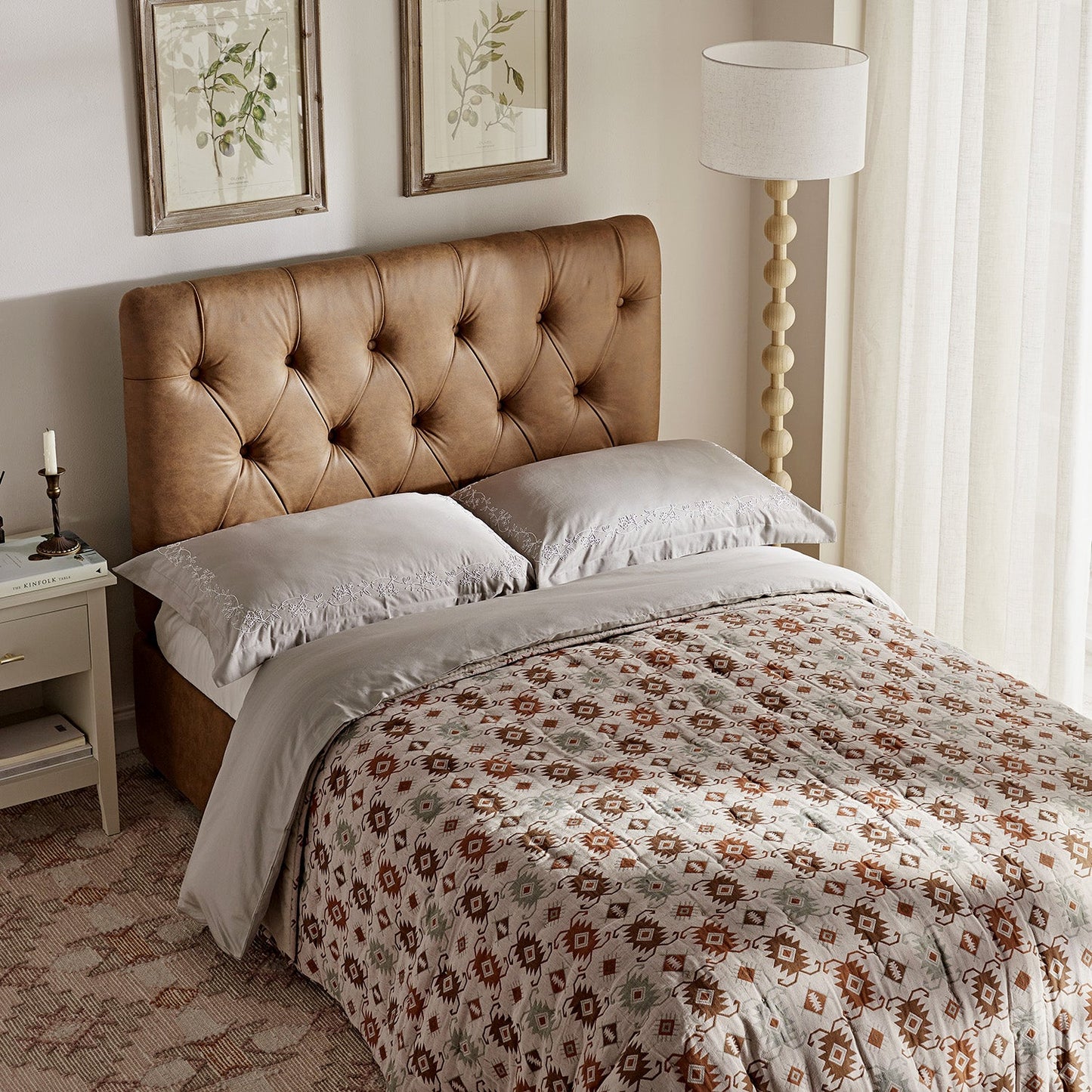 Petit lit double rabattable Portland avec boutons, ottoman, simili-daim beige