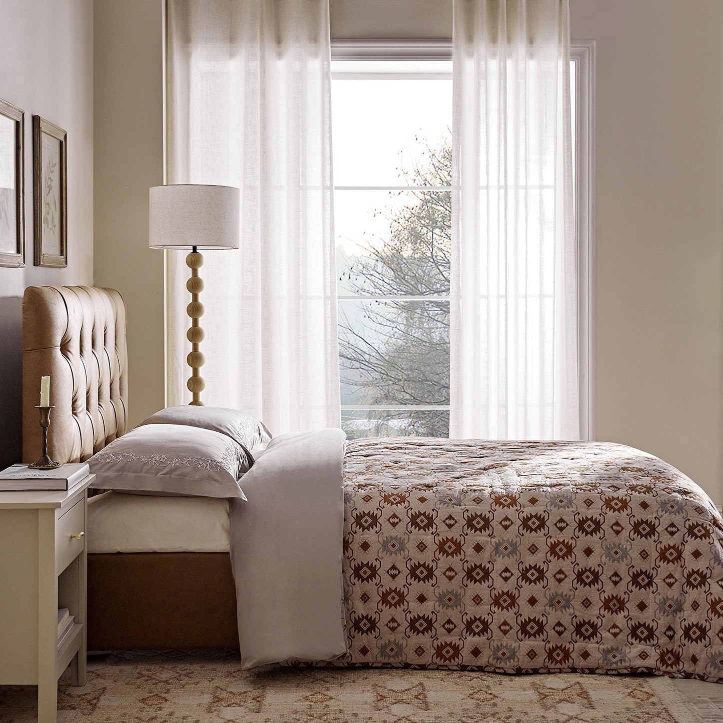 Petit lit double rabattable Portland avec boutons, ottoman, simili-daim beige