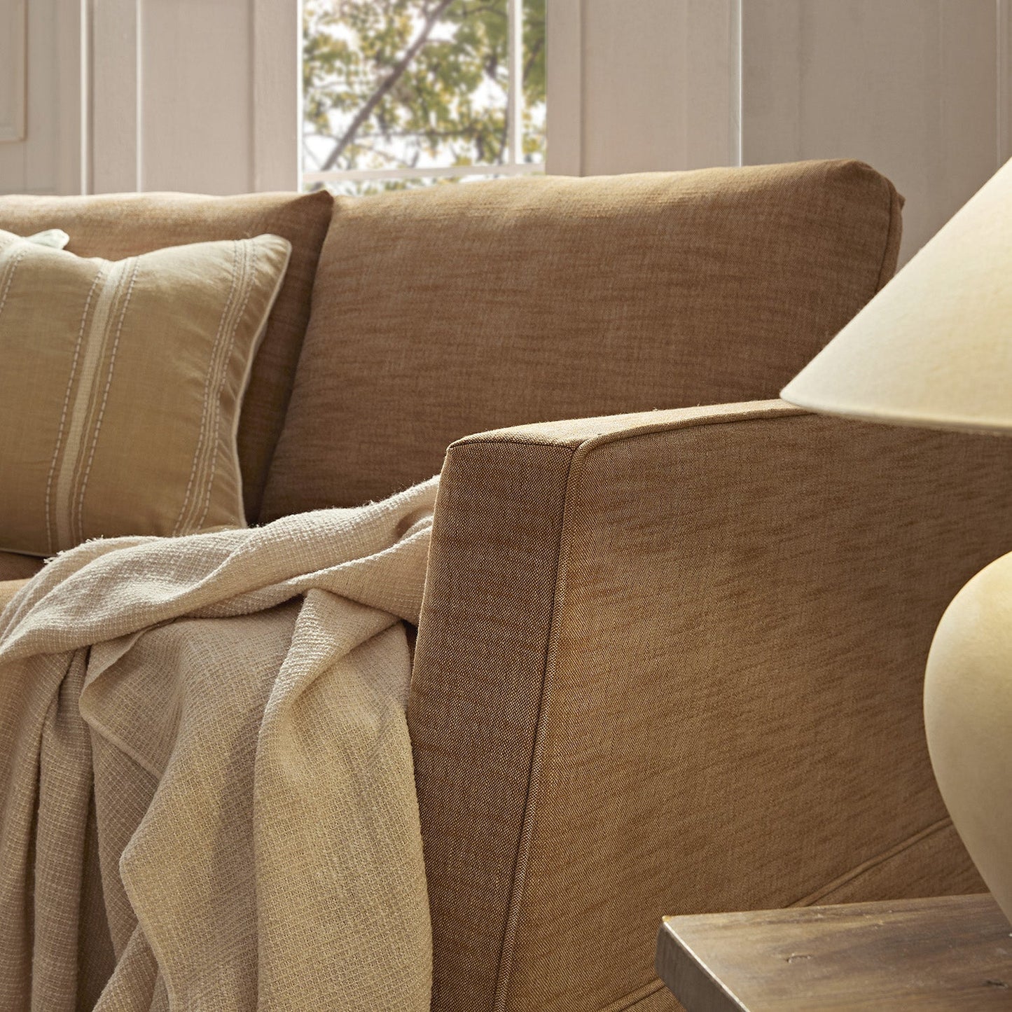 Canapé 2 places Fitz avec jupe, mélange de lin abricot