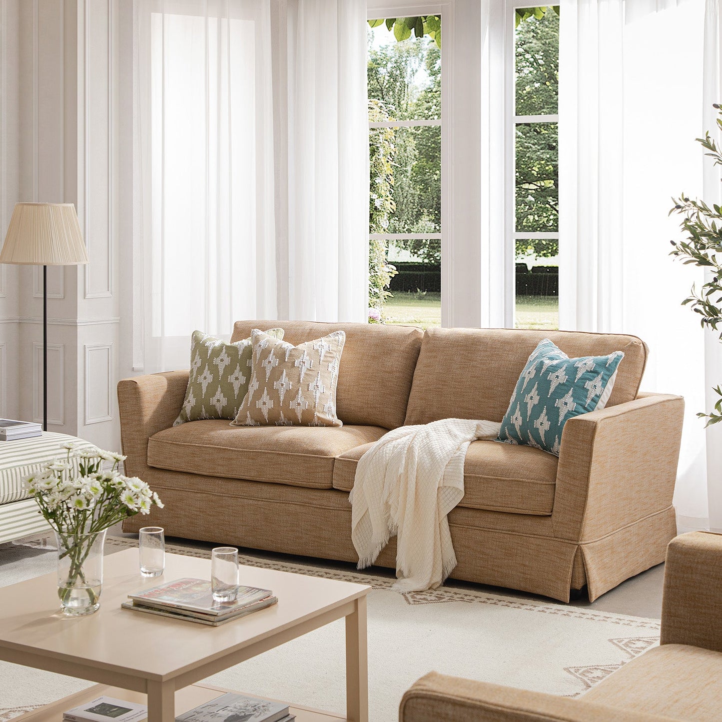 Grand canapé 3 places Fitz avec jupe, mélange de lin abricot