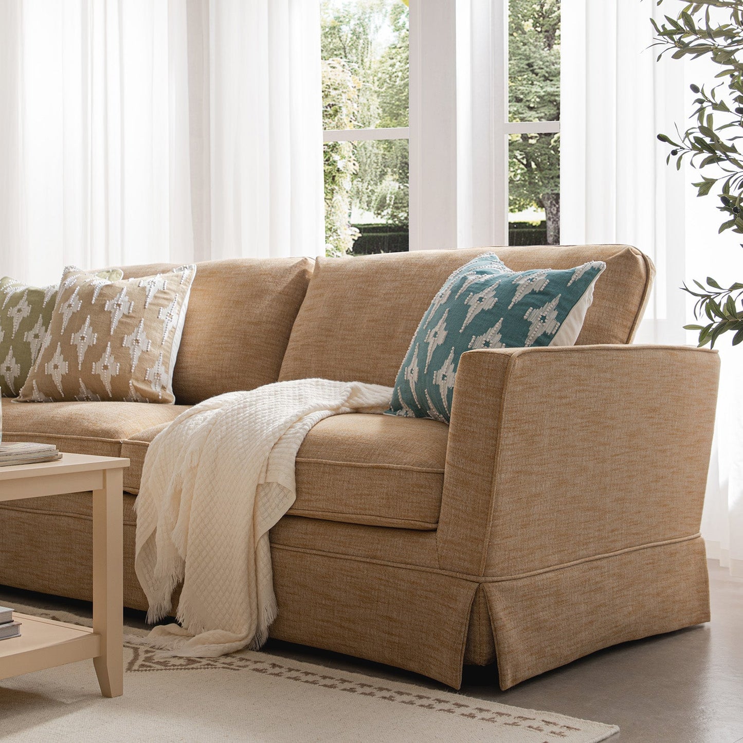 Grand canapé 3 places Fitz avec jupe, mélange de lin abricot