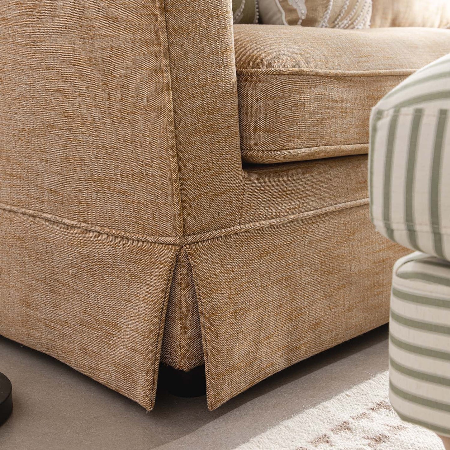 Grand canapé 3 places Fitz avec jupe, mélange de lin abricot