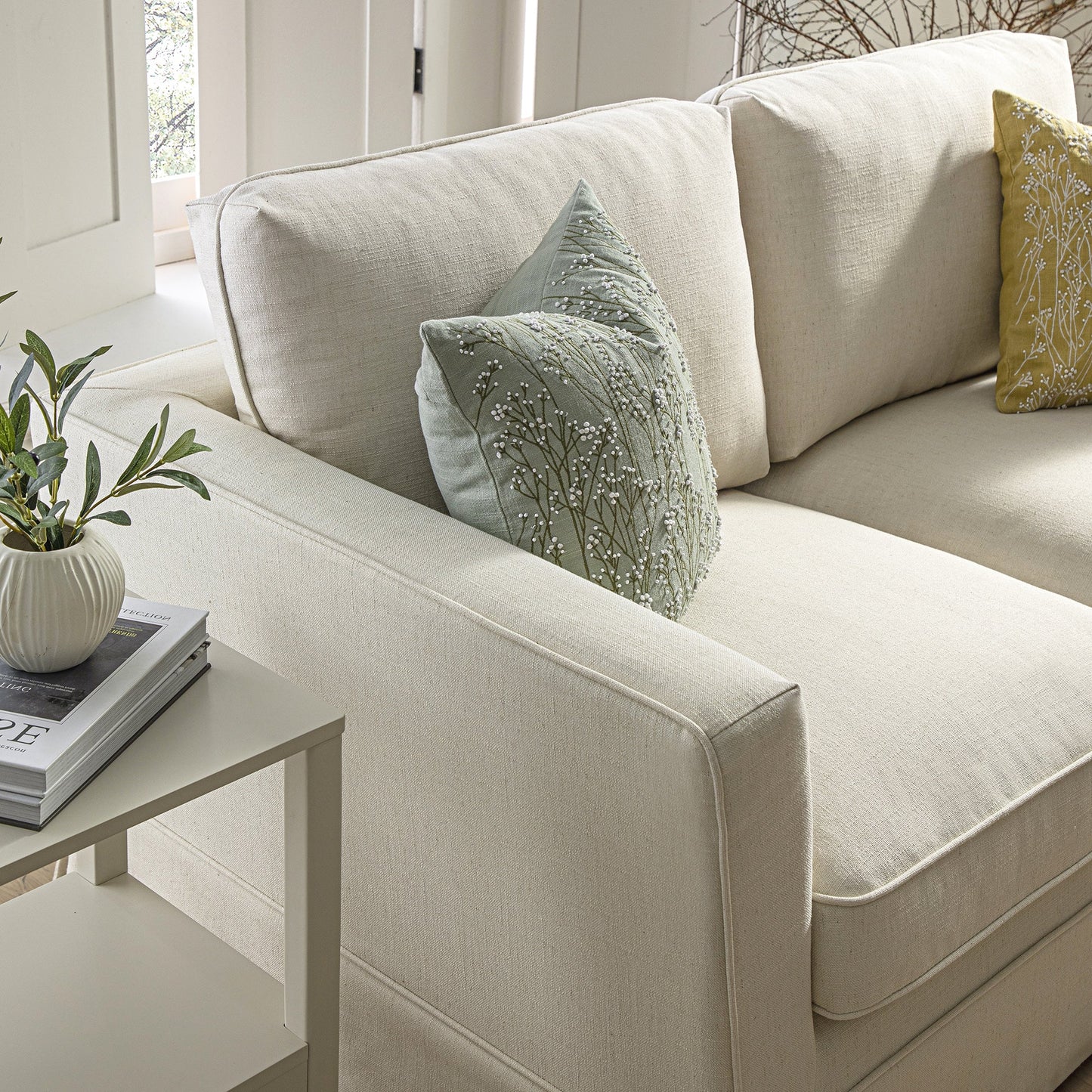 Canapé 2 places Fitz avec jupe, mélange de lin couleur avoine