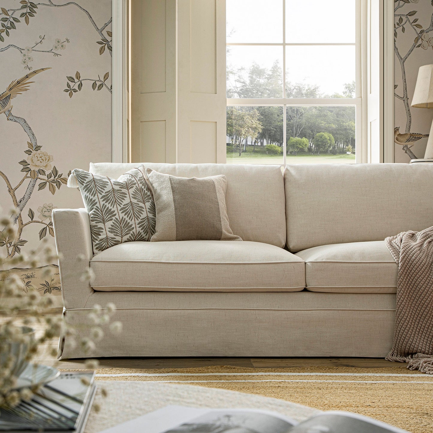 Grand canapé 3 places Fitz avec jupe, mélange de lin couleur avoine