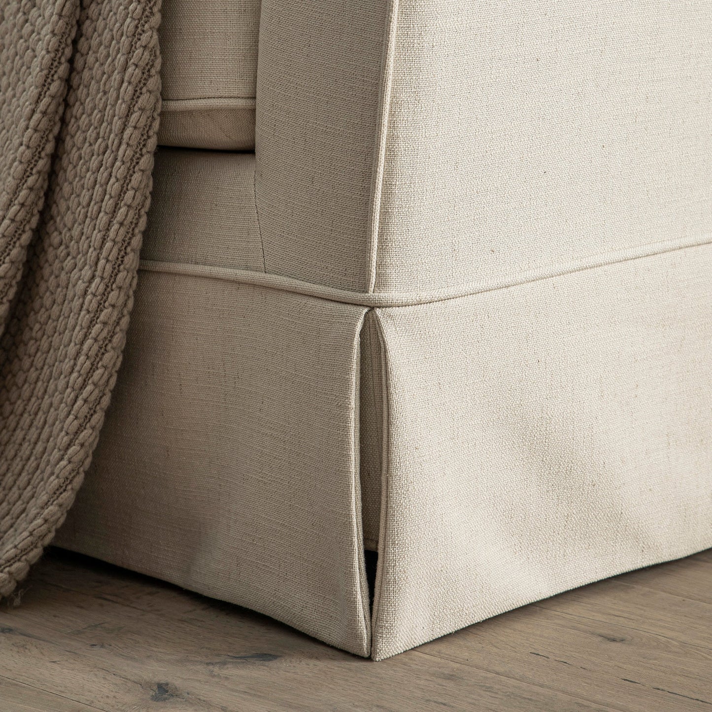 Grand canapé 3 places Fitz avec jupe, mélange de lin couleur avoine