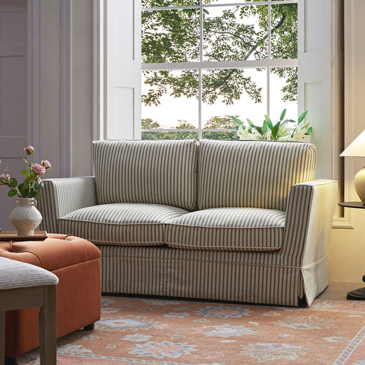 Canapé 2 places Fitz avec jupe, mélange de lin rayé sauge