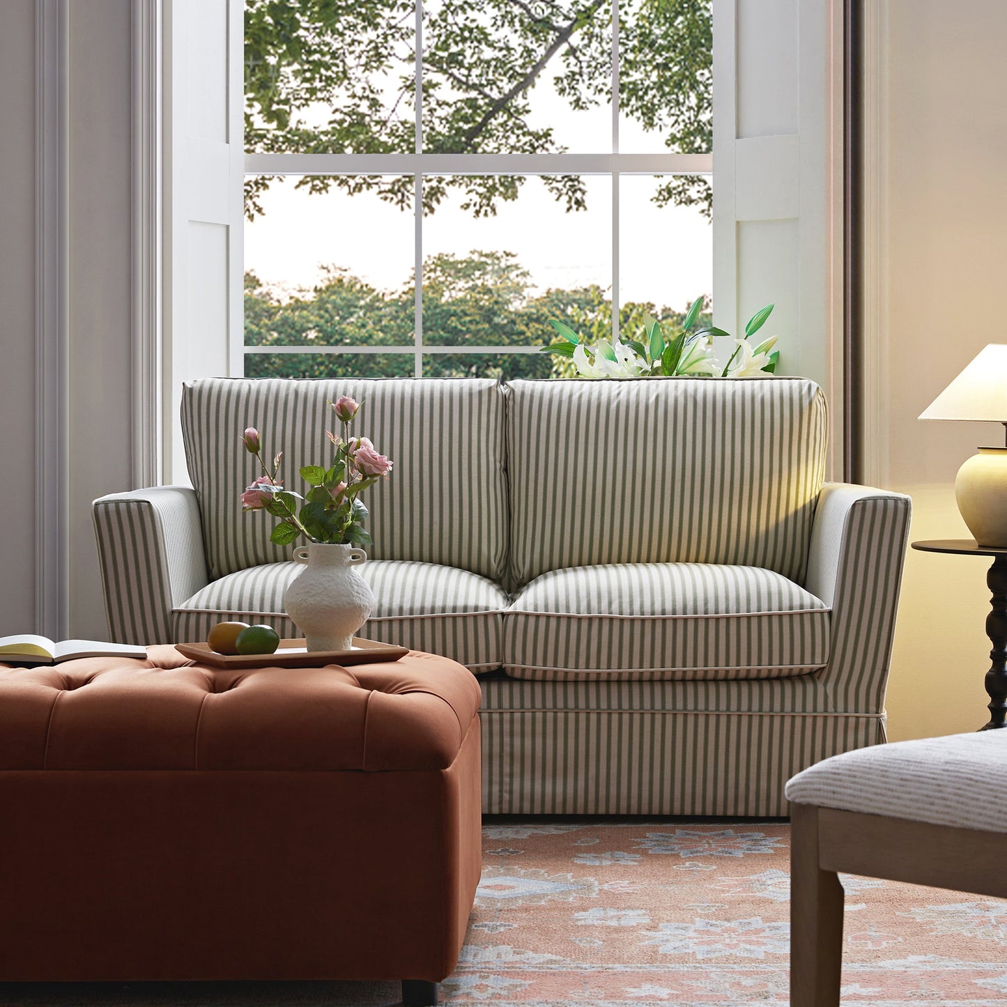 Canapé 2 places Fitz avec jupe, mélange de lin rayé sauge