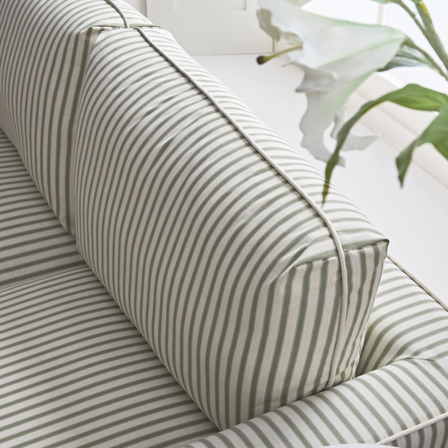 Canapé 2 places Fitz avec jupe, mélange de lin rayé sauge