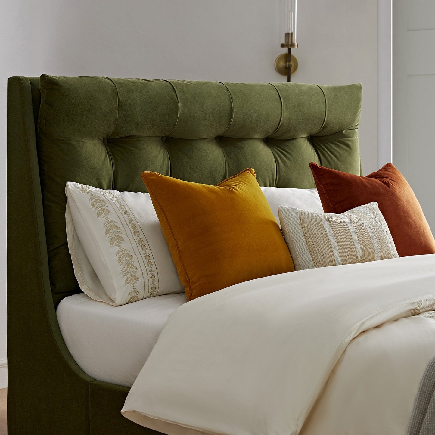 Lit TV ottoman en velours vert mousse Hadley