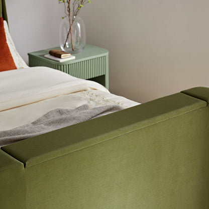 Lit TV ottoman en velours vert mousse Hadley