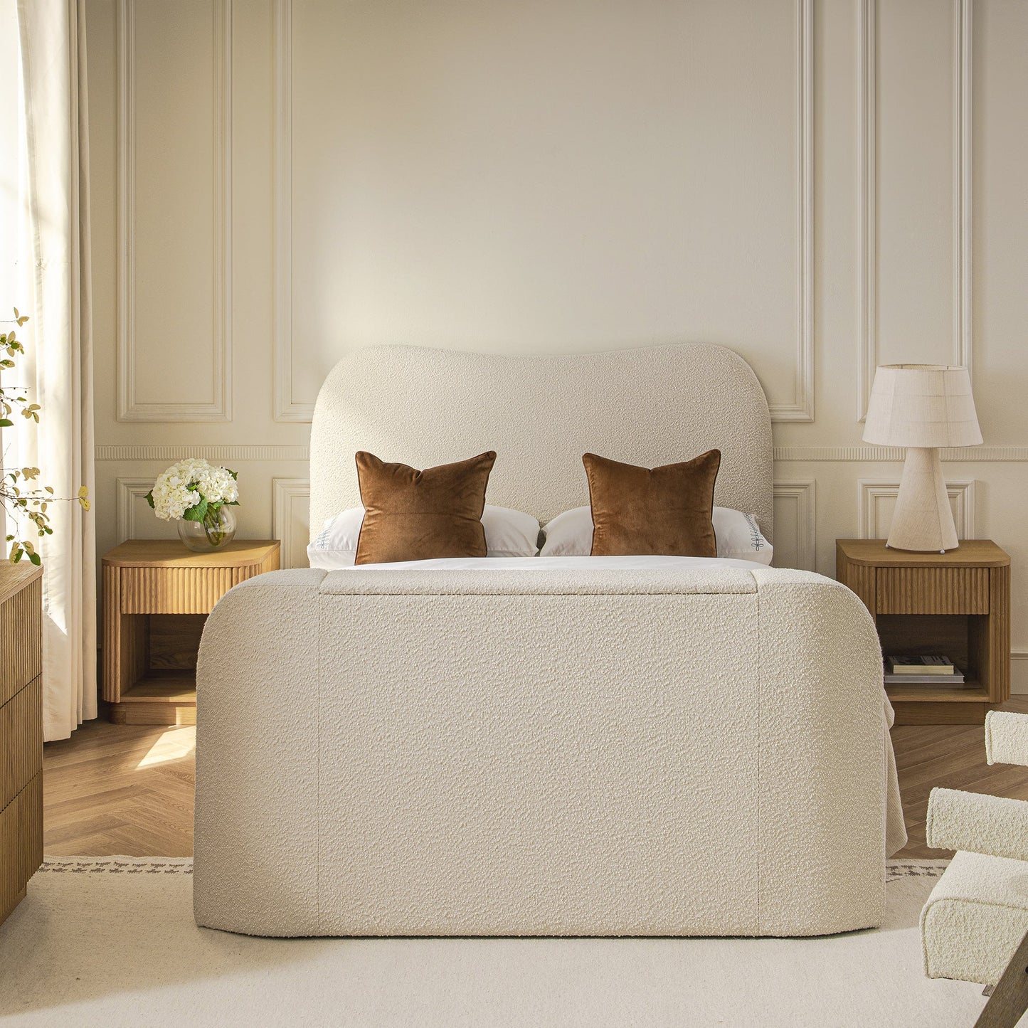 Tête de lit incurvée Egerie Beige Boucle Ottoman TV Bed