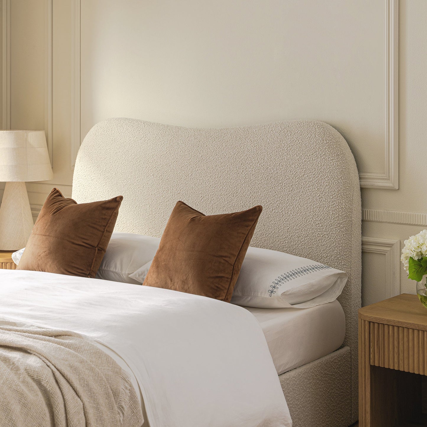 Tête de lit incurvée Egerie Beige Boucle Ottoman TV Bed