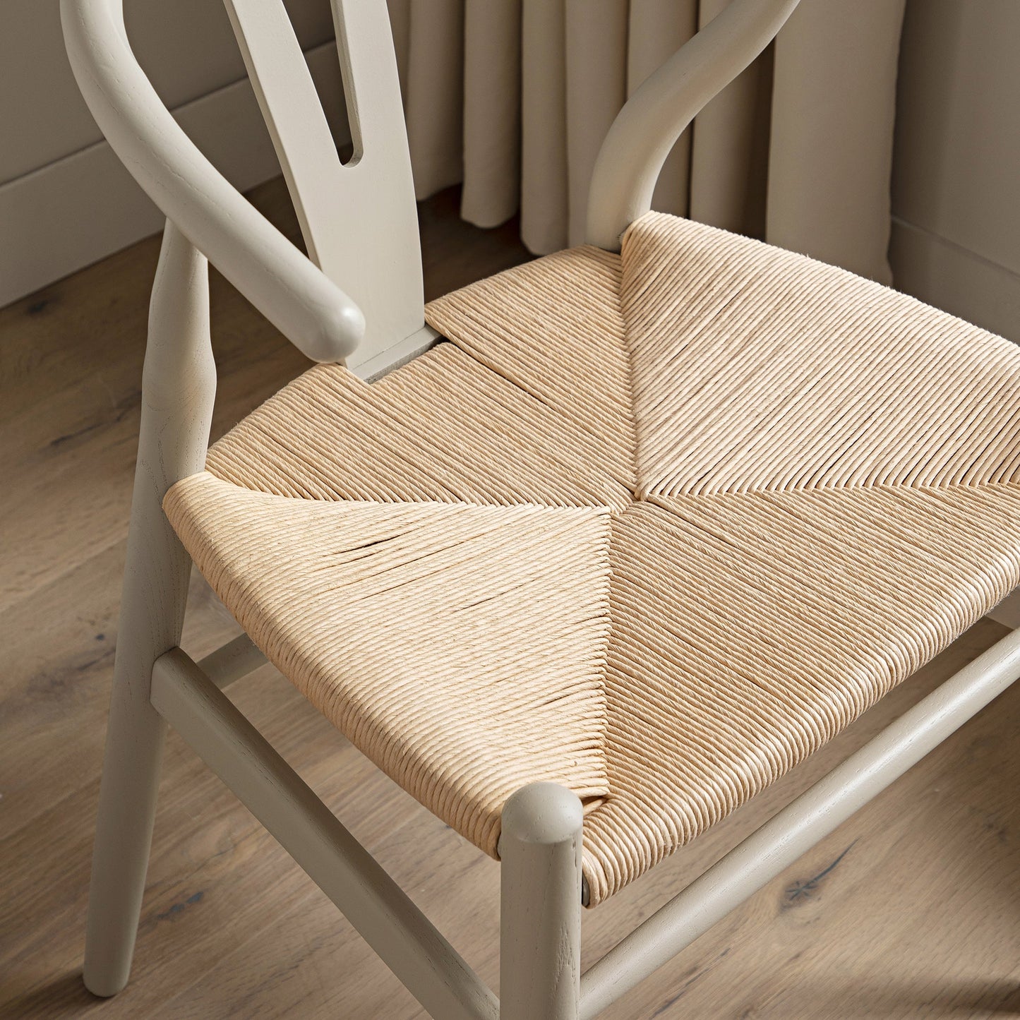 Chaise de salle à manger Hansel en bois tressé naturel, cadre couleur taupe clair