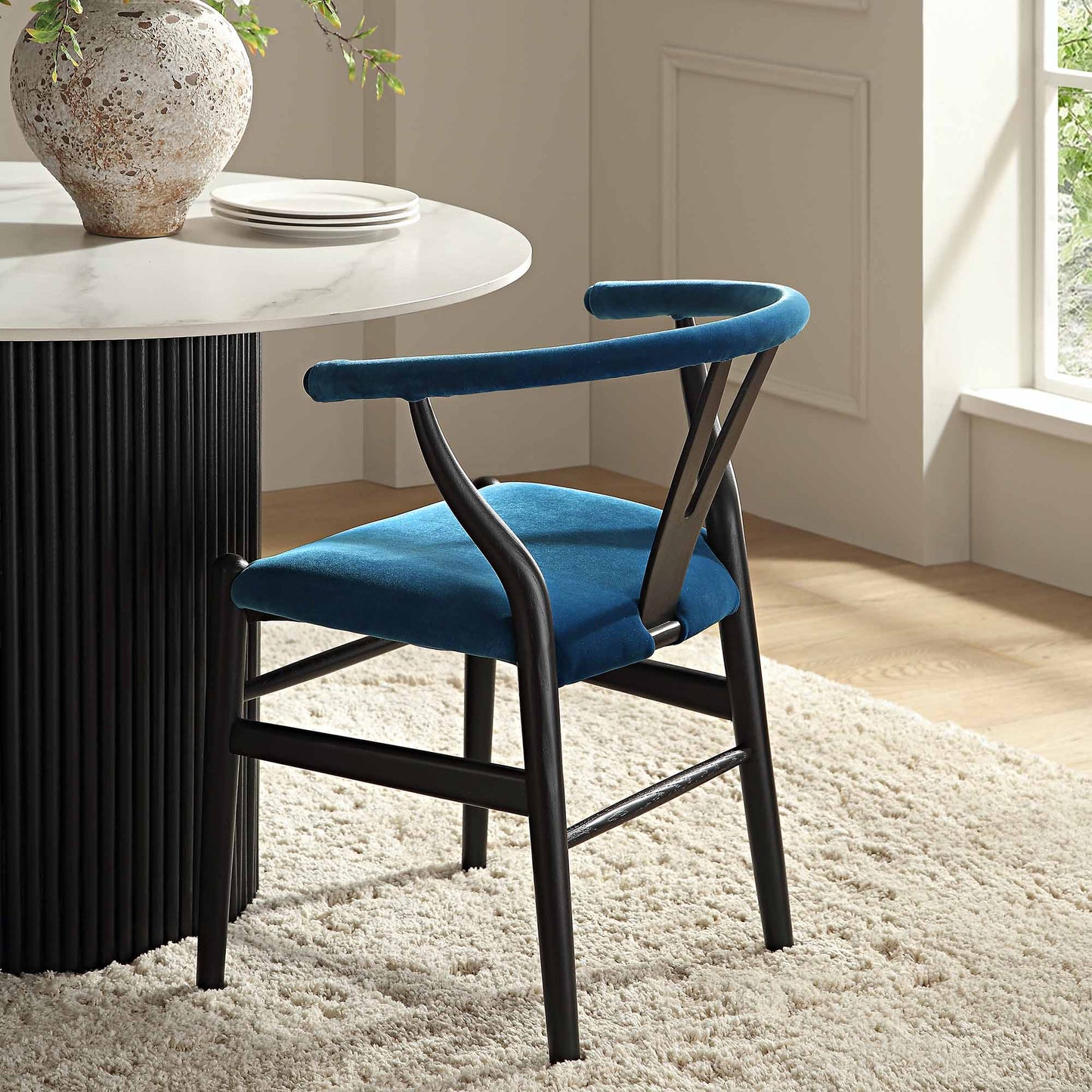 Chaise de salle à manger rembourrée Hansel, velours bleu et cadre noir