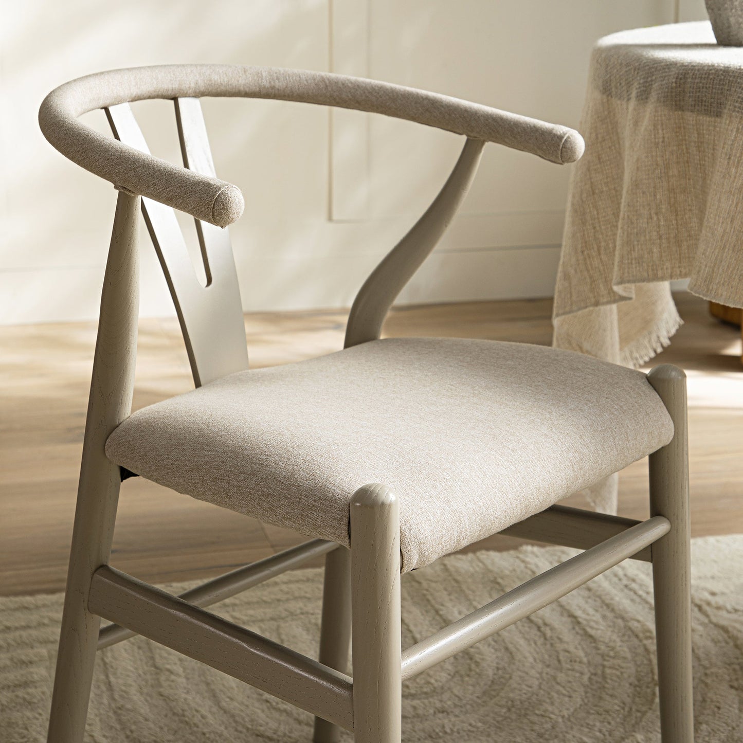 Chaise de salle à manger rembourrée Hansel, cadre taupe avec tissu avoine