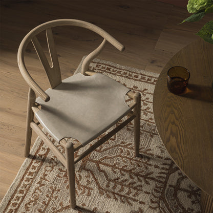 Chaise de salle à manger Hansel, structure en orme patiné et assise en similicuir gris clair