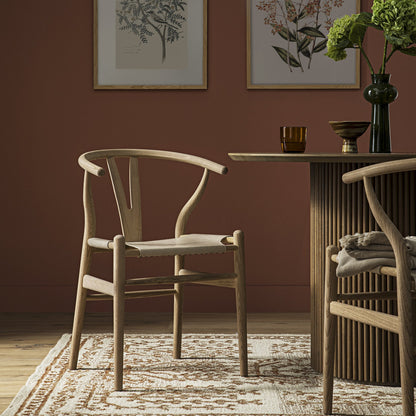 Chaise de salle à manger Hansel, structure en orme patiné et assise en similicuir gris clair