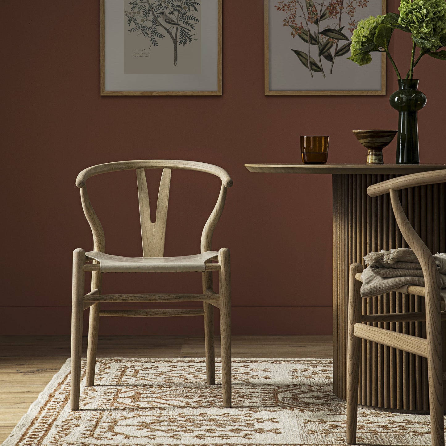 Chaise de salle à manger Hansel, structure en orme patiné et assise en similicuir gris clair