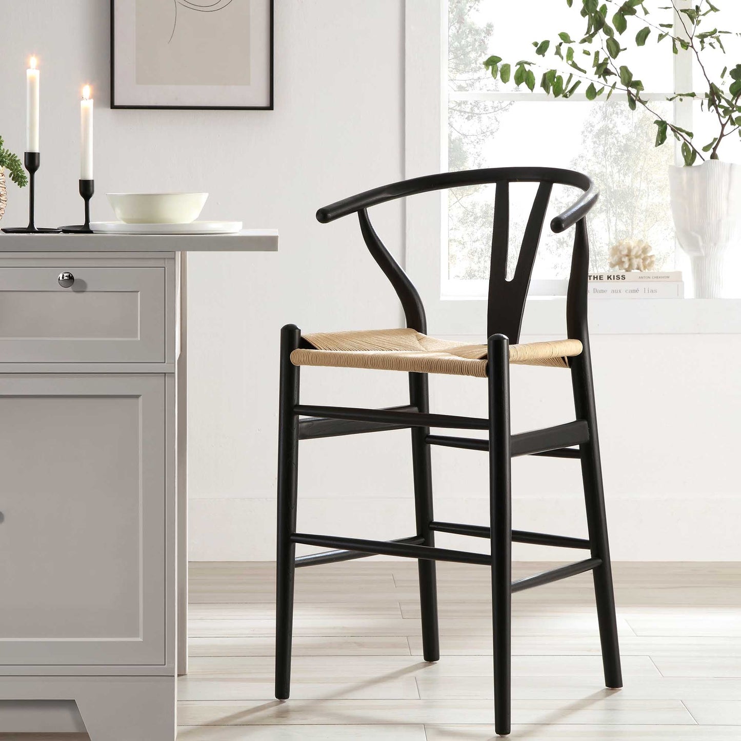 Tabouret de bar Hansel en bois tressé naturel, cadre noir