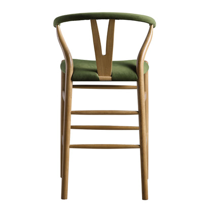 Tabouret de bar rembourré Hansel, velours vert mousse et cadre en noyer clair