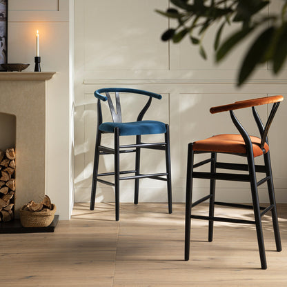 Tabouret de bar rembourré Hansel, velours bleu et cadre noir