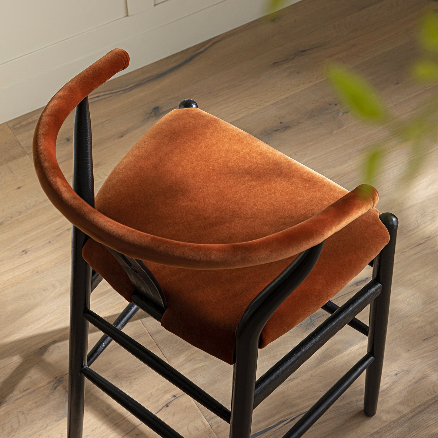 Tabouret de bar rembourré Hansel, velours rouille et cadre noir