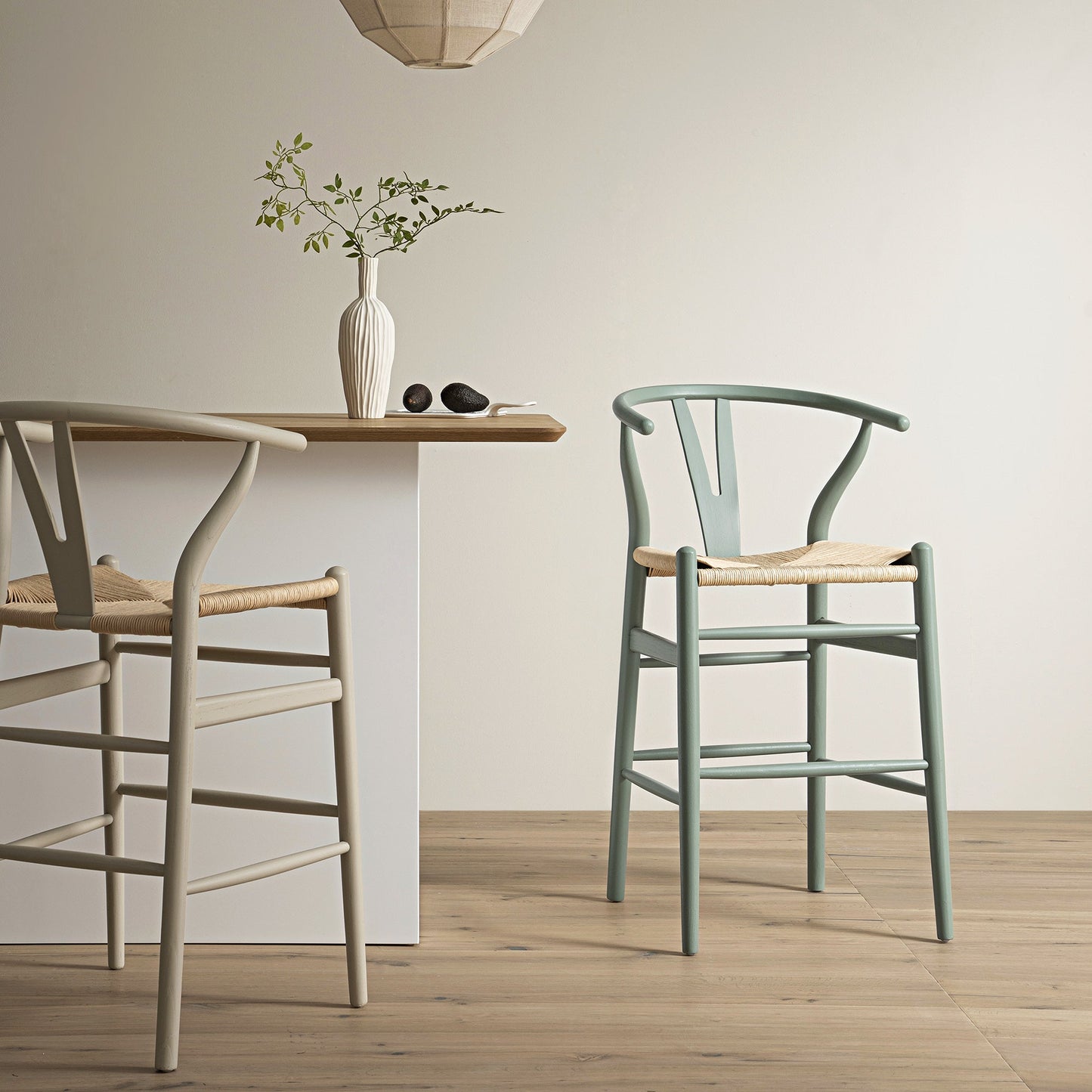 Tabouret de bar Hansel en bois tressé naturel, cadre vert sauge