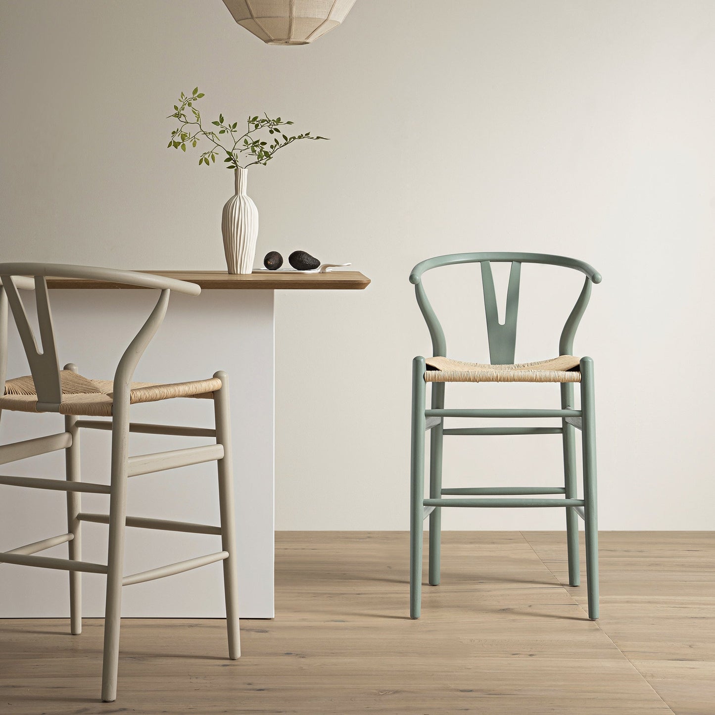 Tabouret de bar Hansel en bois tressé naturel, cadre vert sauge