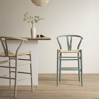 Tabouret de bar Hansel en bois tressé naturel, cadre vert sauge