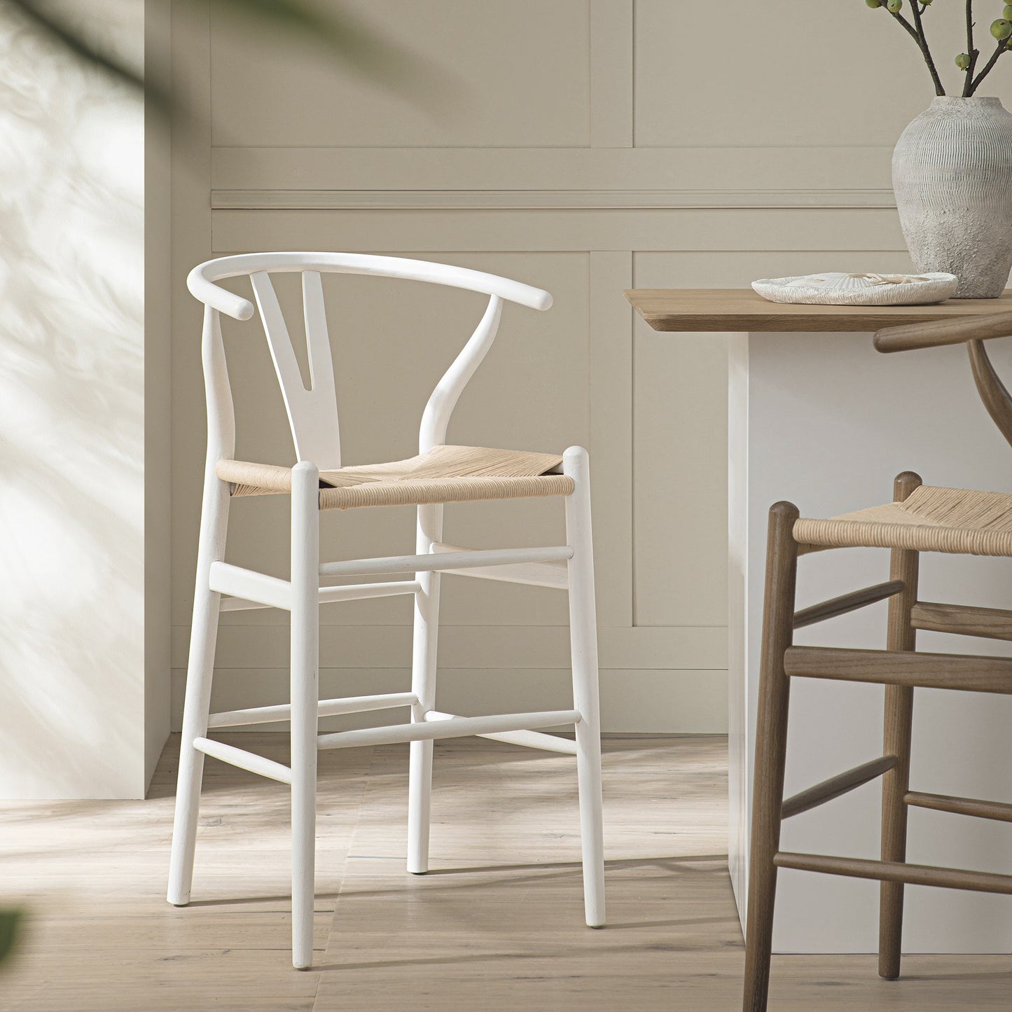Tabouret de bar Hansel en bois tressé naturel, cadre blanc