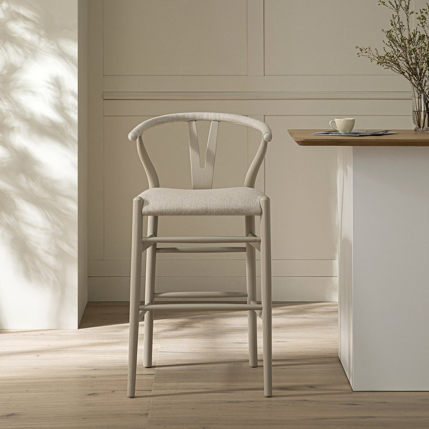 Tabouret de bar Hansel, structure taupe avec assise en tissu avoine