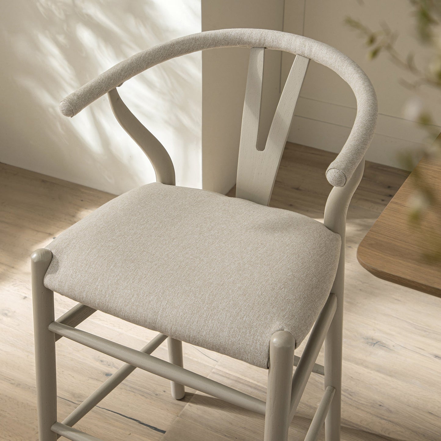 Tabouret de bar Hansel, structure taupe avec assise en tissu avoine