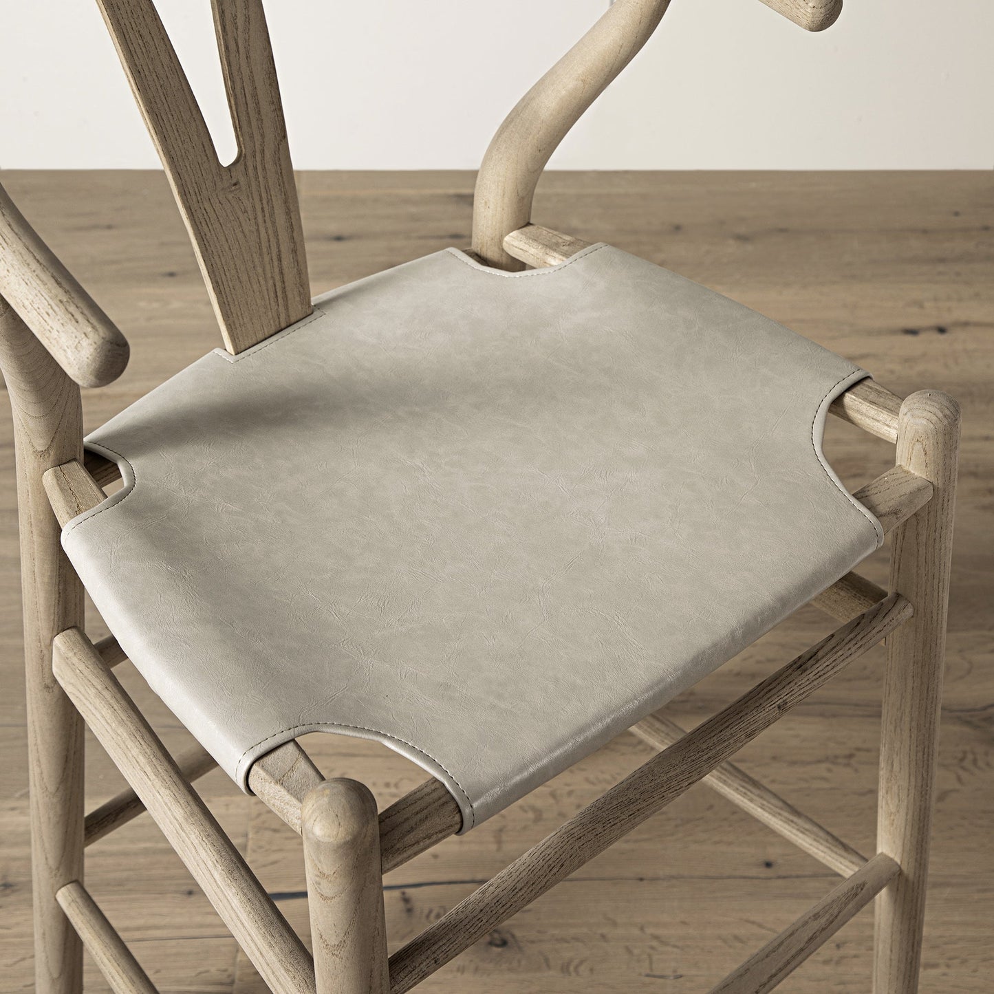 Tabouret de bar Hansel, structure en orme patiné et assise en similicuir gris clair