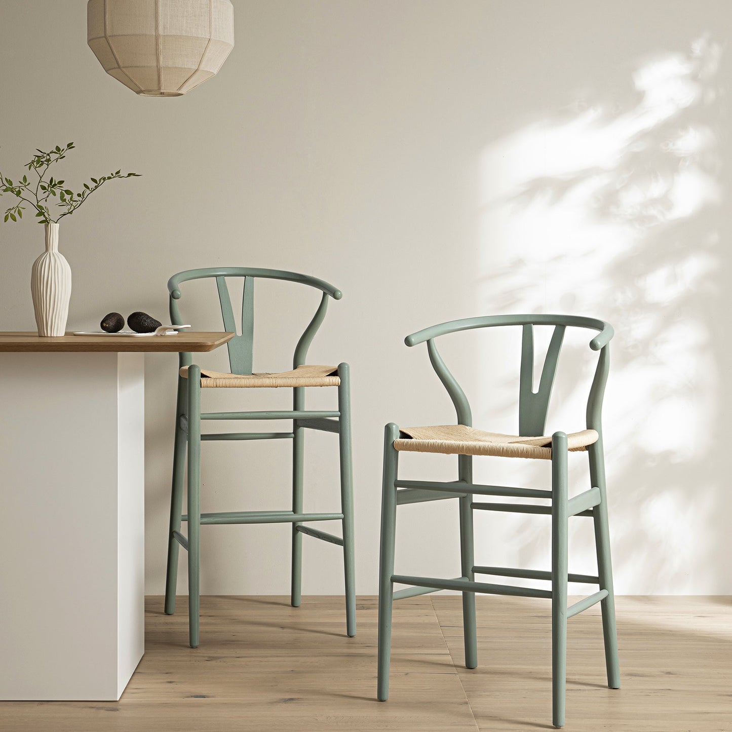 Tabouret de bar Hansel en bois tressé naturel, cadre vert sauge